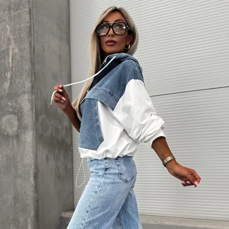 Denimjakke med hettegenser og løpesnor for dame