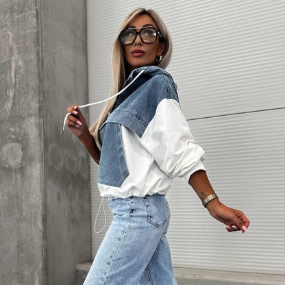 Denimjakke med hettegenser og løpesnor for dame