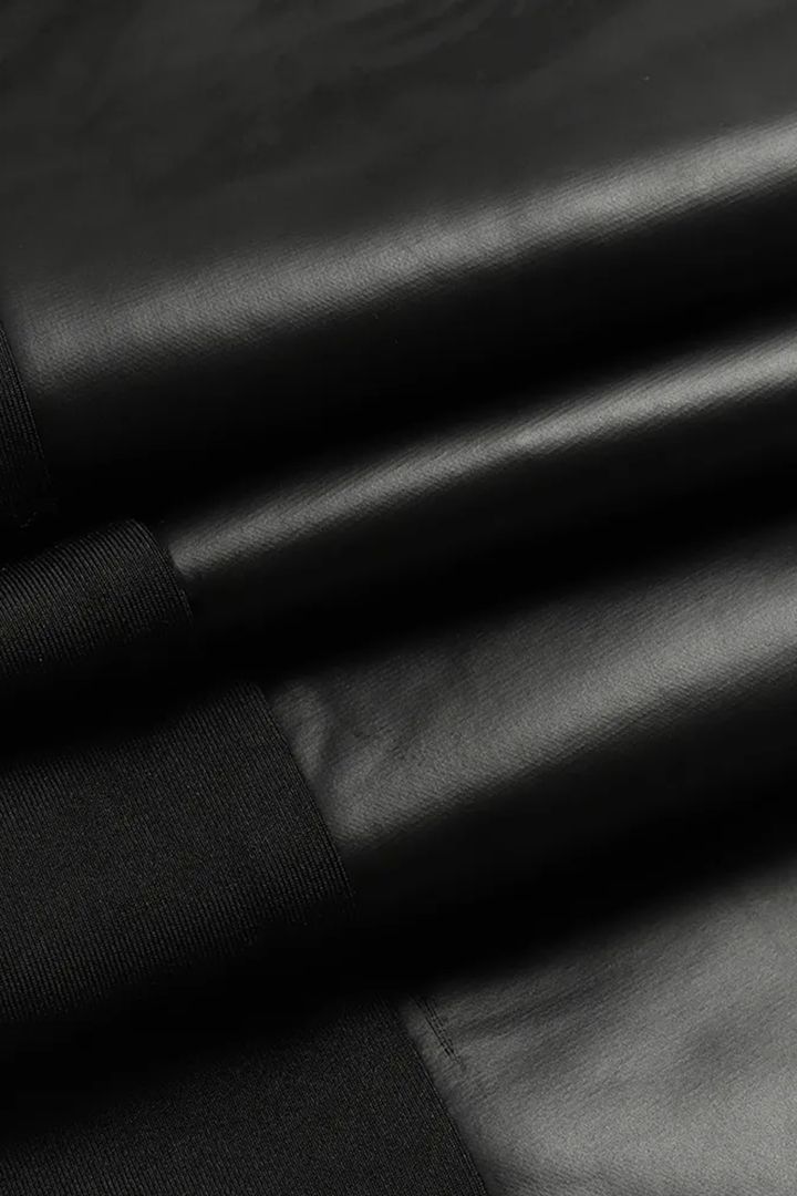 PANTALON EN SIMILI-CUIR AVEC BORDURE ET FERMETURE ÉCLAIR CONTRASTANTES