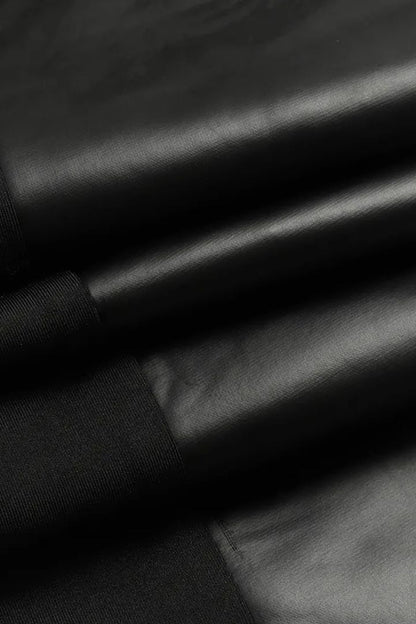 PANTALON EN SIMILI-CUIR AVEC BORDURE ET FERMETURE ÉCLAIR CONTRASTANTES