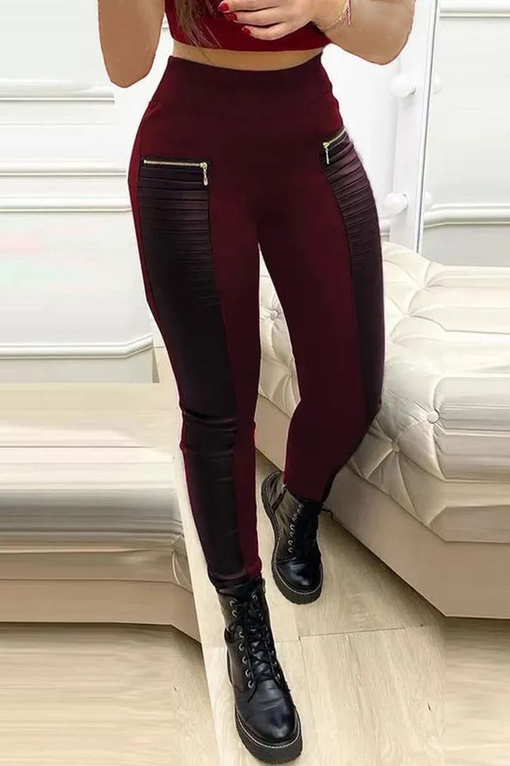 PANTALON EN SIMILI-CUIR AVEC BORDURE ET FERMETURE ÉCLAIR CONTRASTANTES